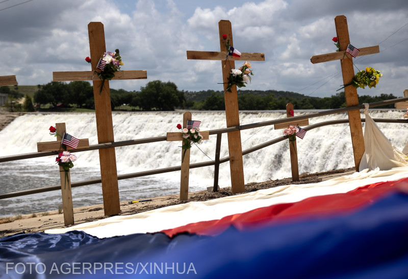 Kereszteket állítottak a Guadalupe folyó partjára, hogy megemlékezzenek a texasi Kerrville-ben történt halálos árvíz áldozataira. | Fotó: Agerpres/Xinhua