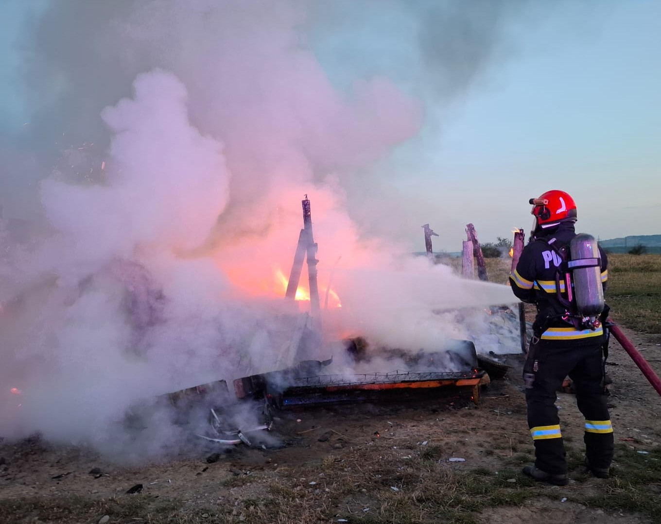 A tűz a földdel tette egyenlővé a faházat | Fotó: Bihar megyei katasztrófavédelem 