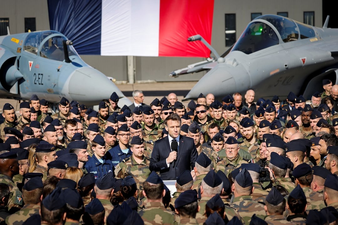 Emmanuel Macron elnök francia katonák között Fotó: Defense Romania facebook oldala