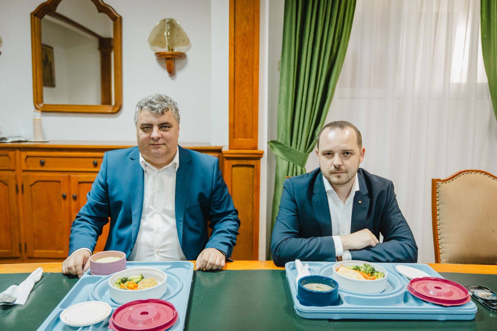 A miniszter és a kórházigazgató a betegeknek is felszolgált ebédet fogyasztották 