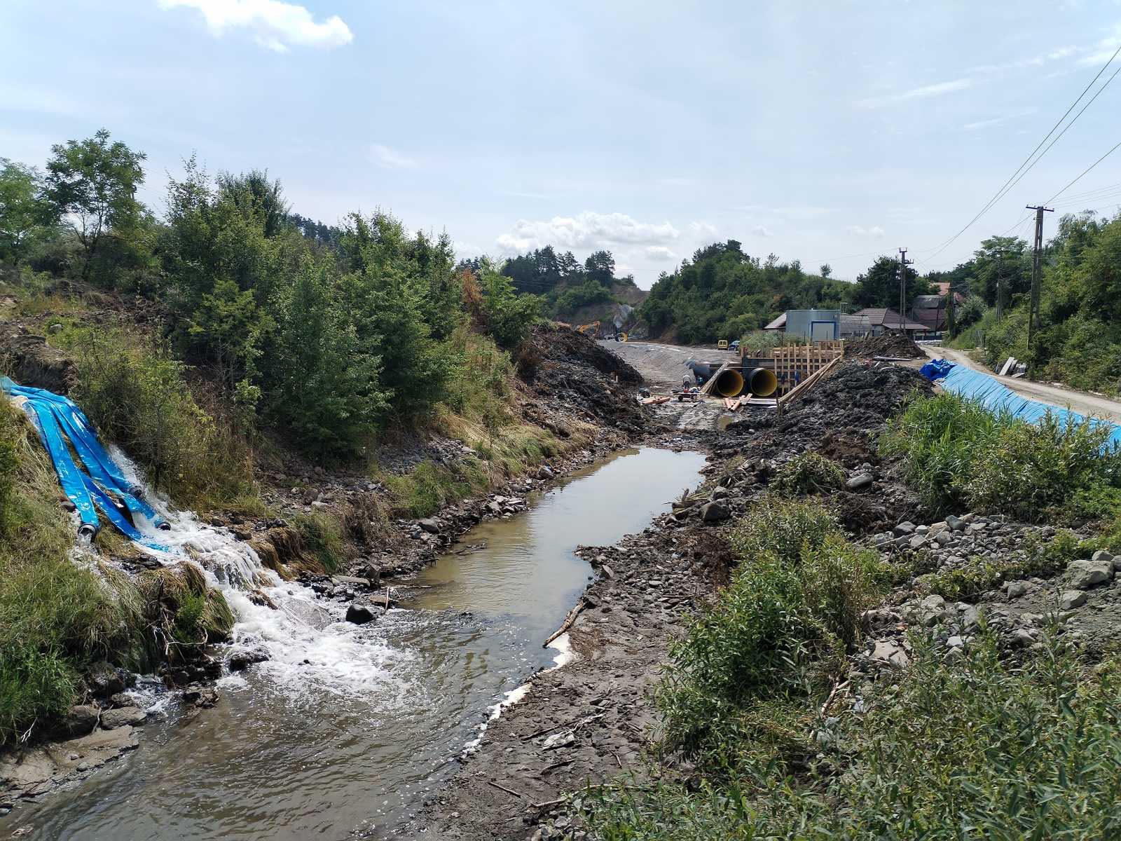 Továbbra is szivattyúkkal emelik át a Korond-patak vizét a kritikus szakaszon