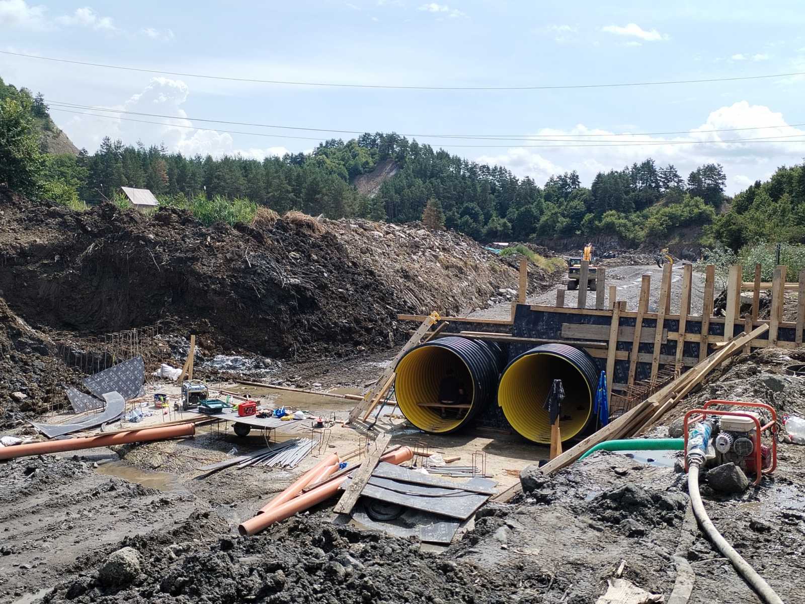 Hiába készült ela csővezeték, még nem tudták elterelni a Korond-patakot | Fotó: F.E.