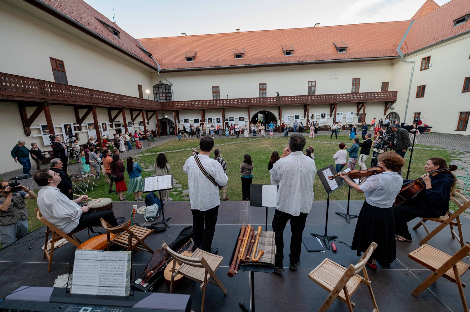 Reneszánsz táncház a Mikó-vár belső udvarén | Fotó: Szigeti Vajk István/HMKK-archívum