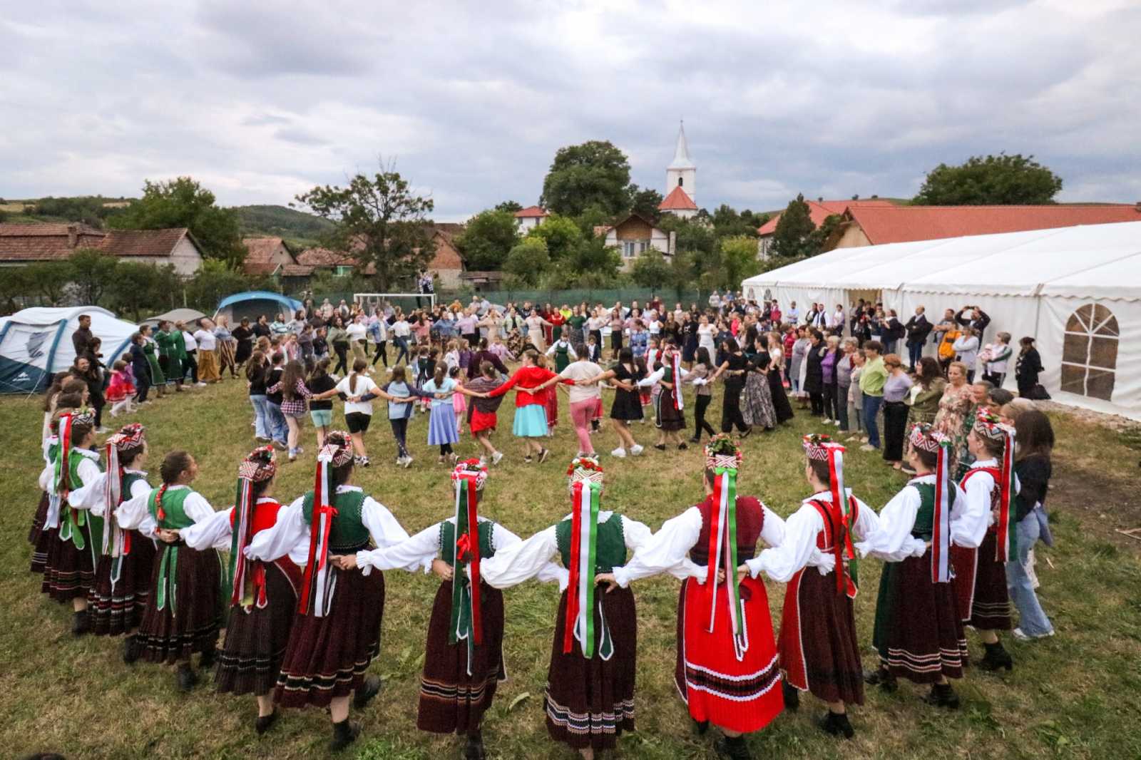 Körben a nők, egyre többen.