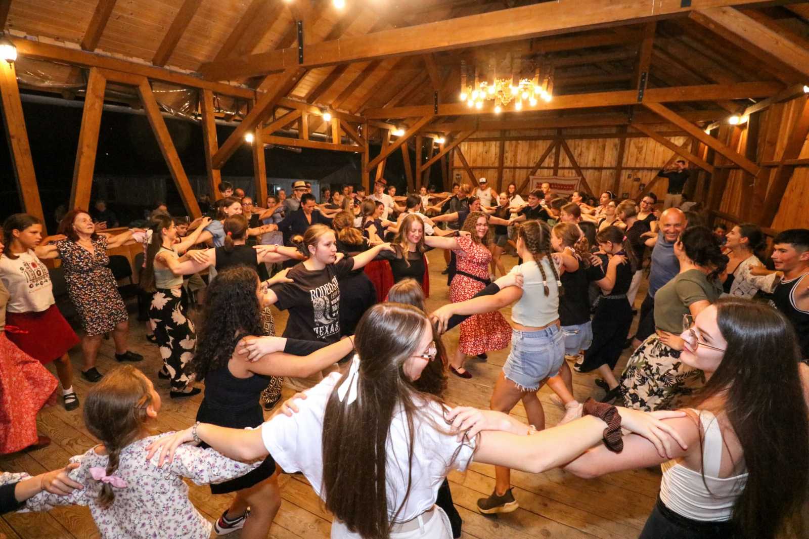 Esténként a táncházban lehetett bevetni a tanultakat.