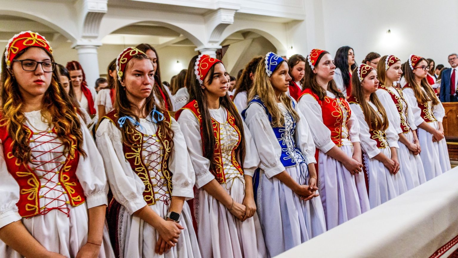 A cikk nyitóképe: Elsőéves hallgatók fogadalomtétele a II. Rákóczi Ferenc Kárpátaljai Magyar Főiskola tanévnyitóján a beregszászi református templomban 2023. szeptember 23-án l Fotó: Válasz Online/MTI/Nemes János   