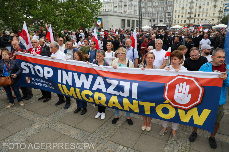 Tiltakozók Varsóban. A lengyel szélsőjobboldali Konföderáció párt országszerte 80 városban és településen szervezett "Stop a bevándorlásnak!" elnevezésű gyűléseket, hogy tiltakozzon a jelenlegi kormány migrációs politikája ellen.| Fotók forrása: Agerpres/EPA