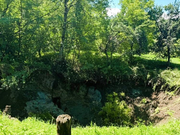A beomlás helye. Tovább terjedhet a beszakadás, védelmi övezetet jelöltek ki. | fotó: Máramaros Megyei Prefektusi Hivatal