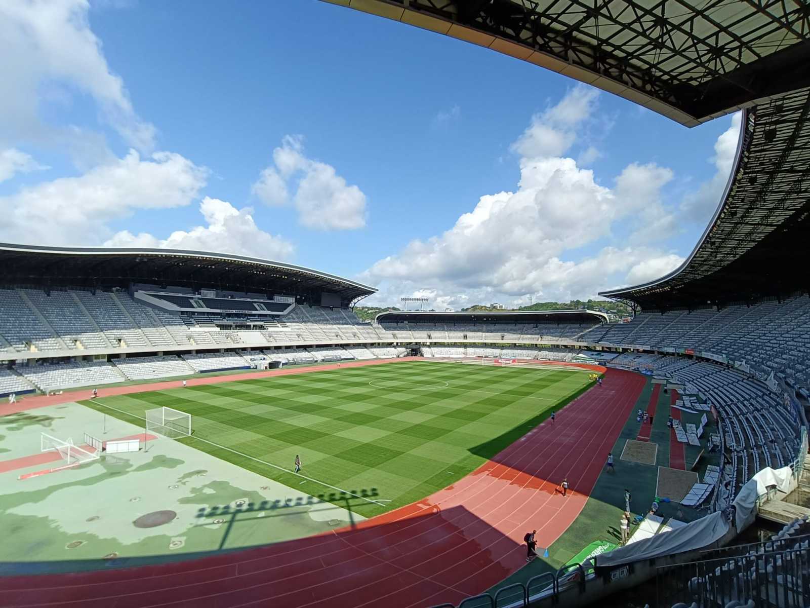 Szintetikus anyaggal erősítik meg a stadion gyepét | Fotó: Kolozs Megye Tanácsa