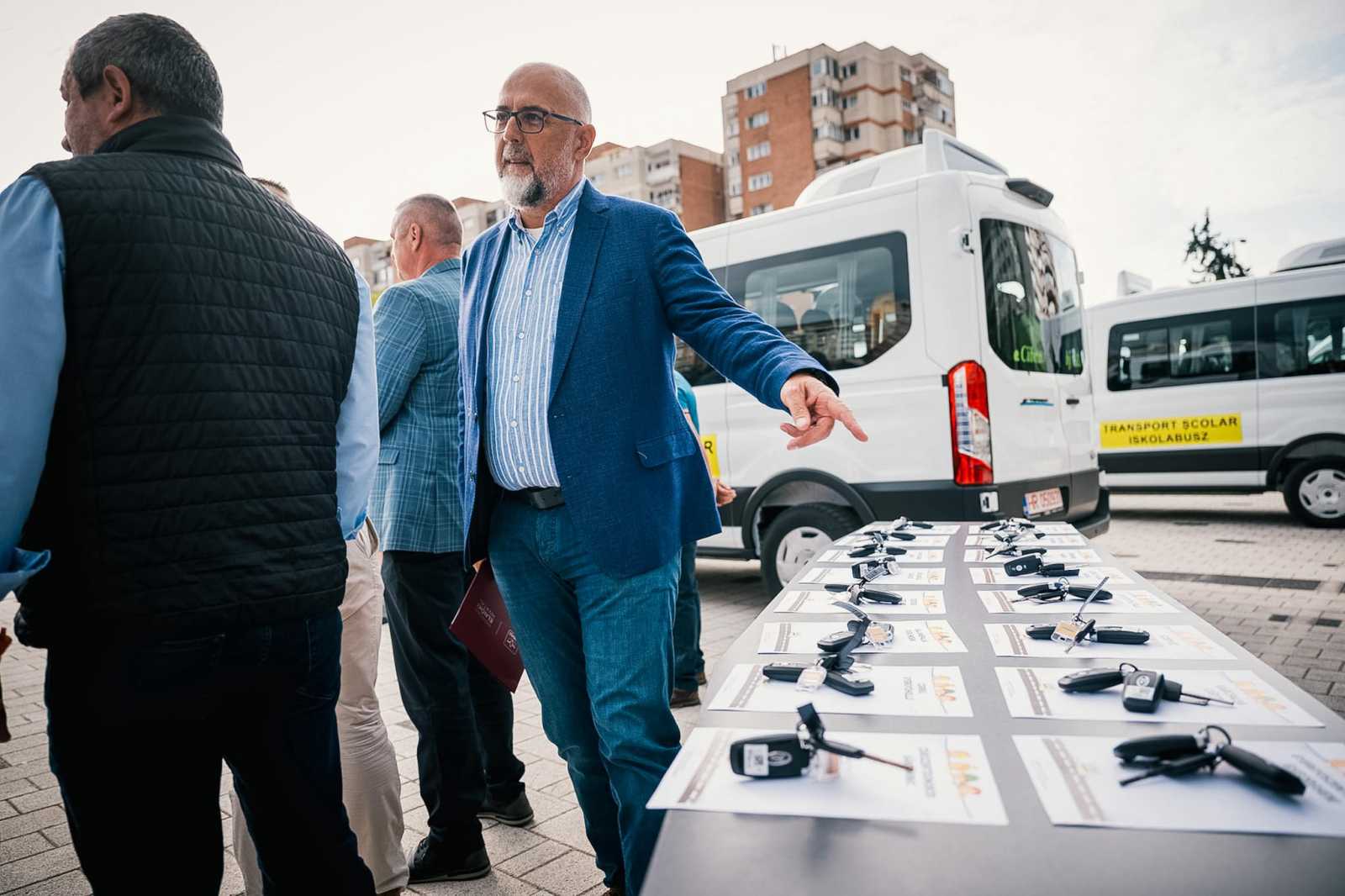 Átadták az első 16 mikrobusz kulcsait | Fotó: Kelemen Hunor hivatalos Facebook-oldala