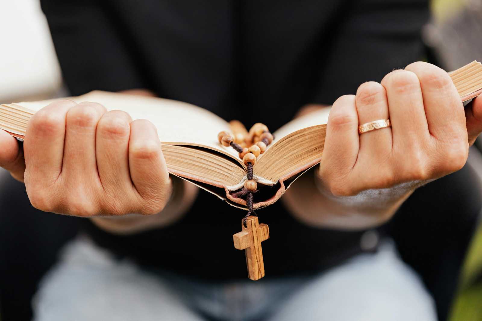 A videó szerint a lány zokogott, miközben anyja az Bibliával kezében az "ördögöt" űzte kifele.| Illusztráció | Fotó: Pexels