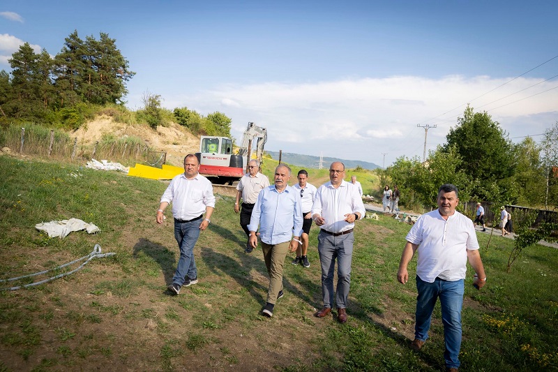 300 zsák búzát adtak át a helyi termelőknek | Fotó: Nagy István Facebook oldala