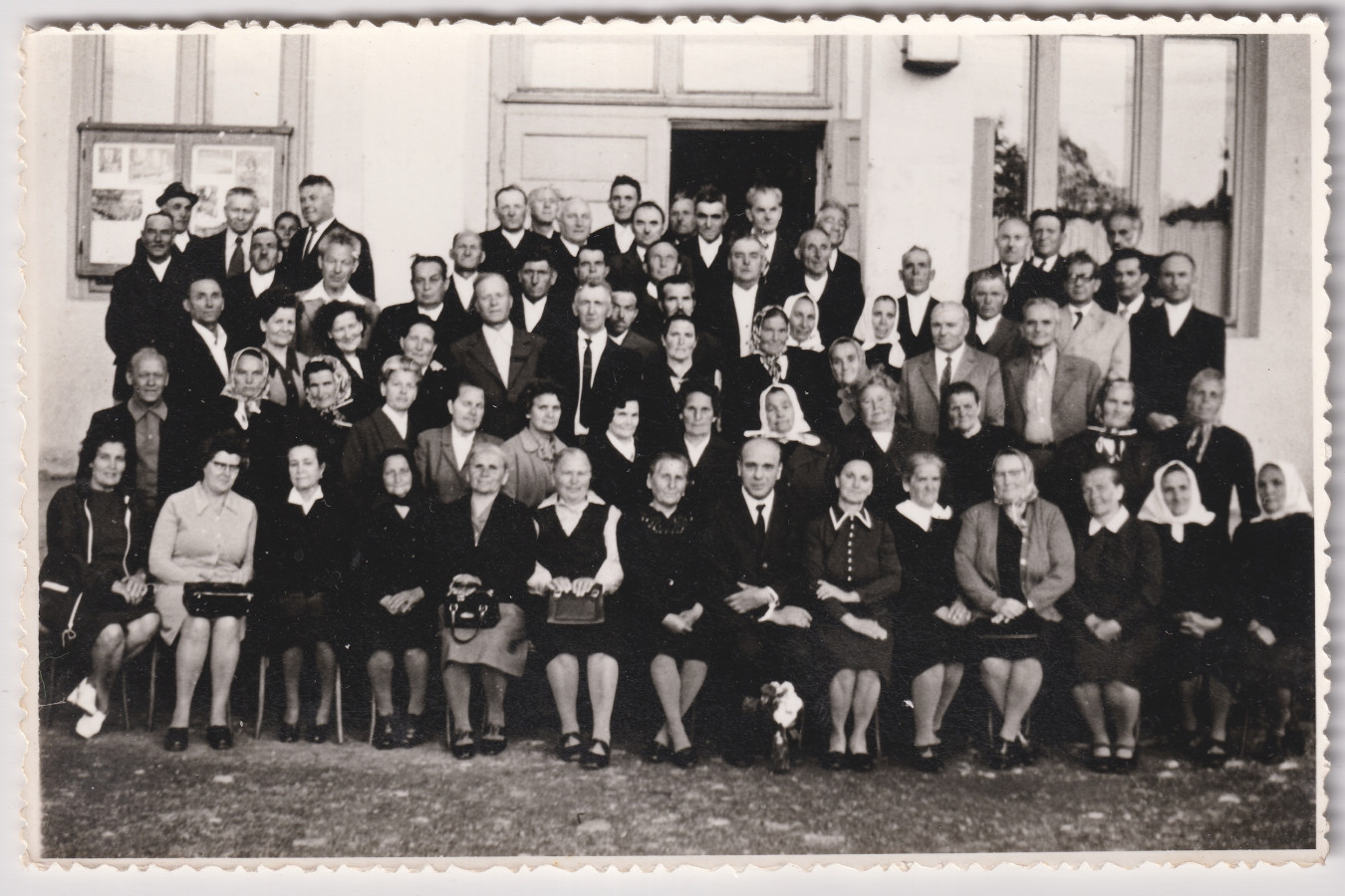 Az 1921-ben született kortársak 55 éves találkozója alkalmával készült csoportkép az alfalvi kultúrház előtt, 1975.