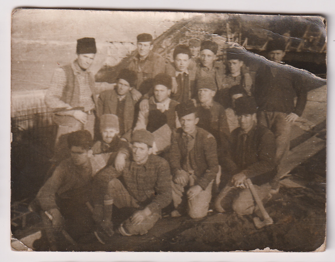 A békási víztározó építésénél dolgozó alfalviak csoportképe. A felvétel 1960. november 30-án készült.