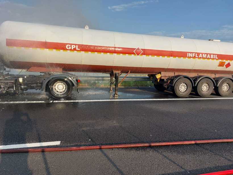 A lángok nem terjedtek át a tartályra | Fotó: Buzău Megyei Katasztrófavédelmi Felügyelőség 