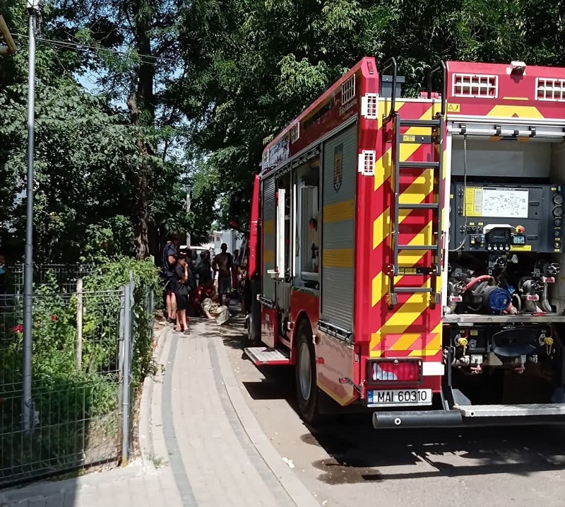 A füst miatt kellett kimenekíteni az embereket | Fotó: Vaslui Megyei Katasztrófavédelmi Felügyelőség 