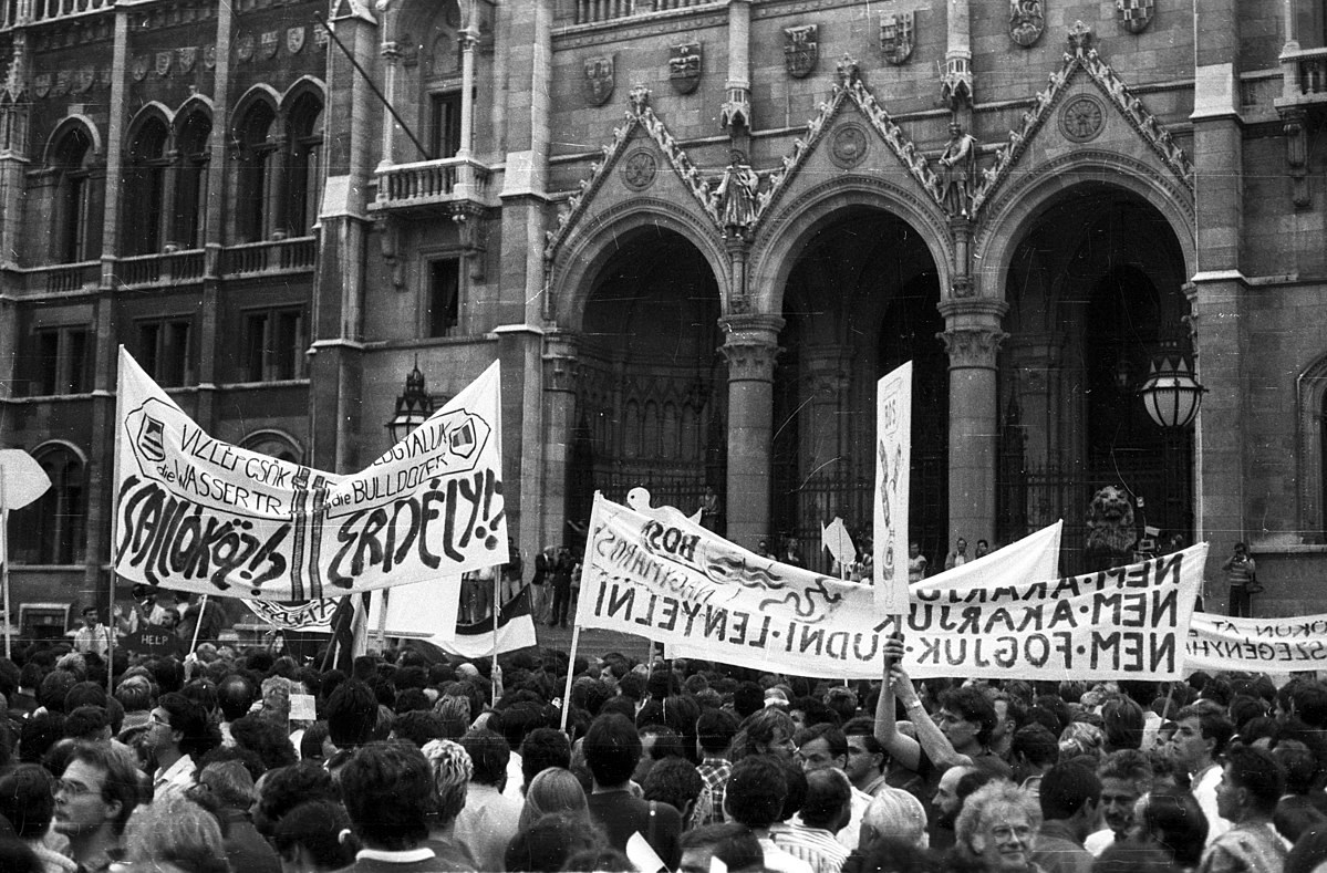 Tüntetés a Bős-nagymarosi Vízlépcsőrendszer felépítése ellen, 1988. szeptember 12-én a budapesti Kossuth téren l Fotó: Fortepan