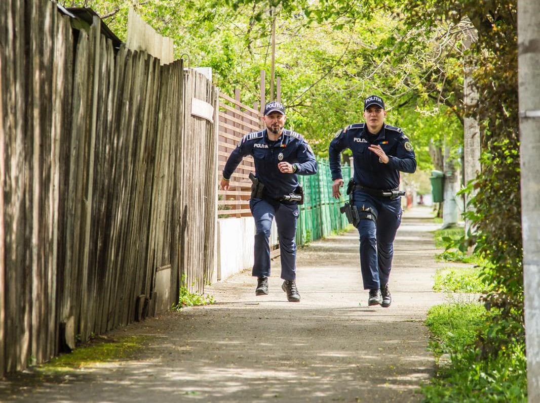Bottal üthetik a nyomát a veszélyes bűnözőnek | Fotó: Facebook/Román Rendőrség