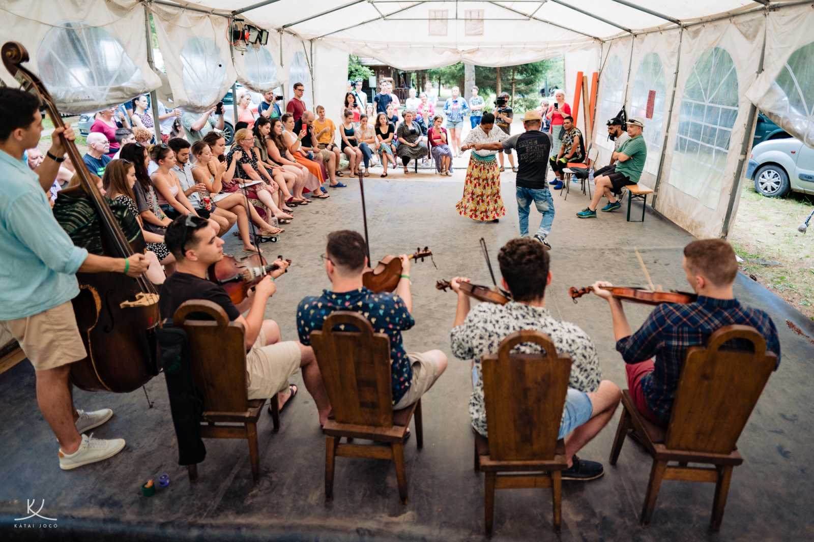 A tanulnivágyók adatközlőktől sajátíthatják el a hangszerjátékot | Fotó: Cigányfolklór Tábor/Facebook