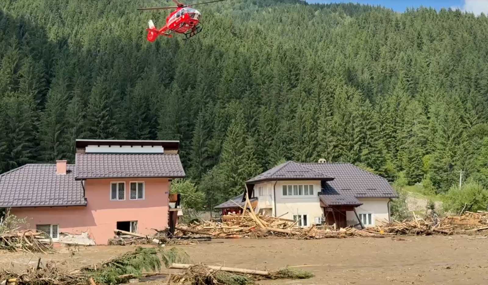 Helikoptereket is bevetettek az emberek evakuálásához. 