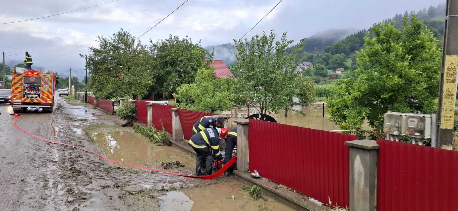 Házakat, udvarokat árasztott el a víz. 