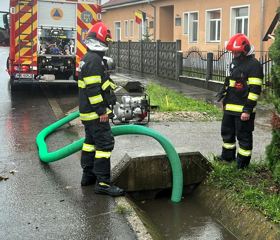 Udvarfalván megelőzés céljából szivattyúzták a vizet az árokból | Fotó: ISU Maros
