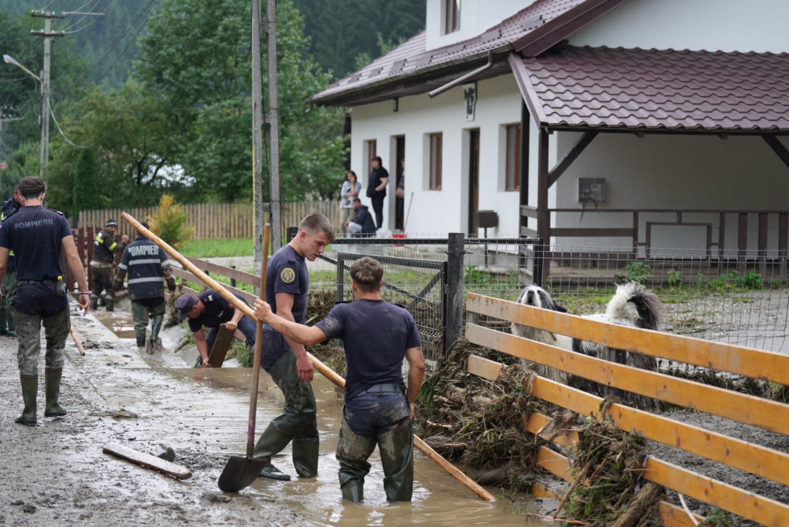 Több száz tűzoltó dolgozott a károk elhárításán. 