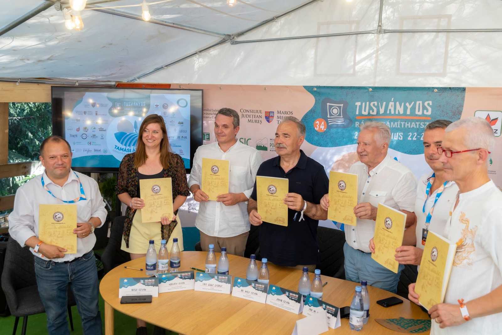 Tusványoson írták alá a nyilatkozatot | Fotó: SzGE/Facebook