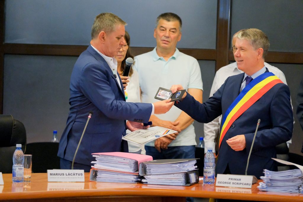 A polgármester átadta a díszpolgári címet Marius Lăcătușnak | Fotó: Brassó Polgármesteri Hivatala