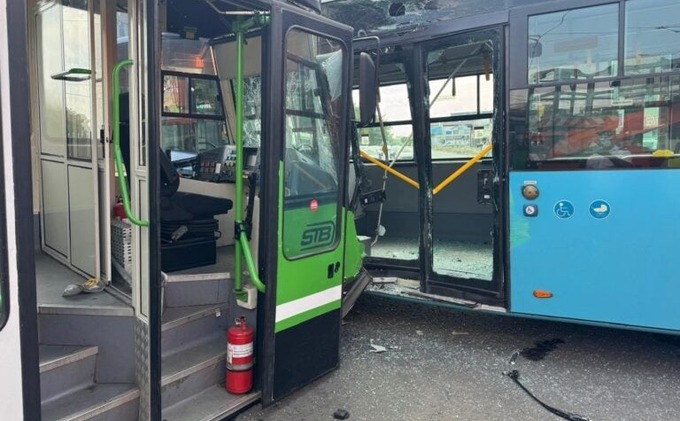 A villamos belehajtott a buszba | Fotó: bukaresti katasztrófavédelem