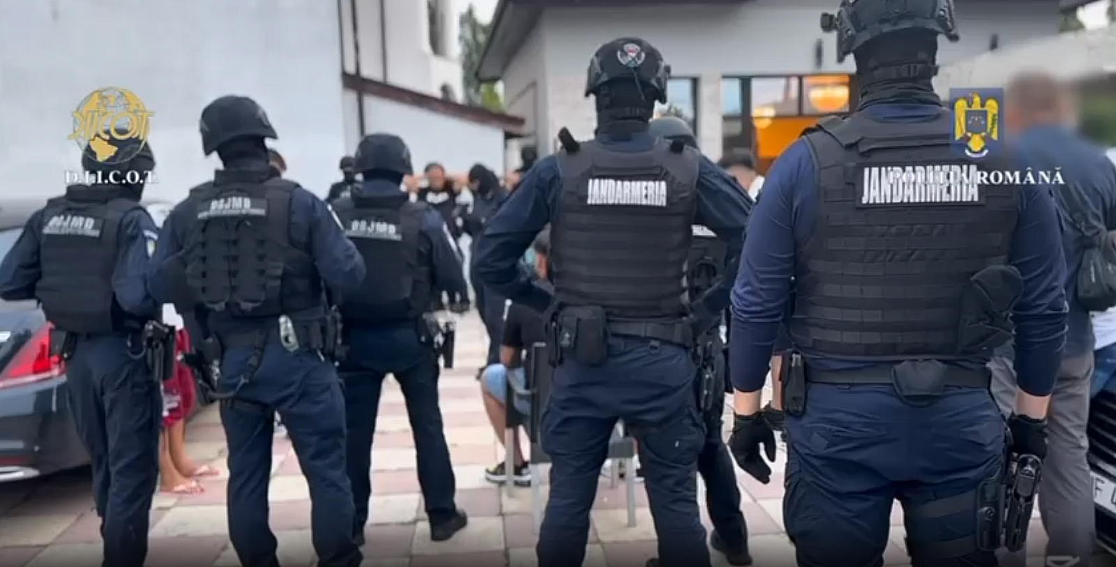 Rajtaütöttek a klántagokon | Fotó: DIICOT/képernyőmentés