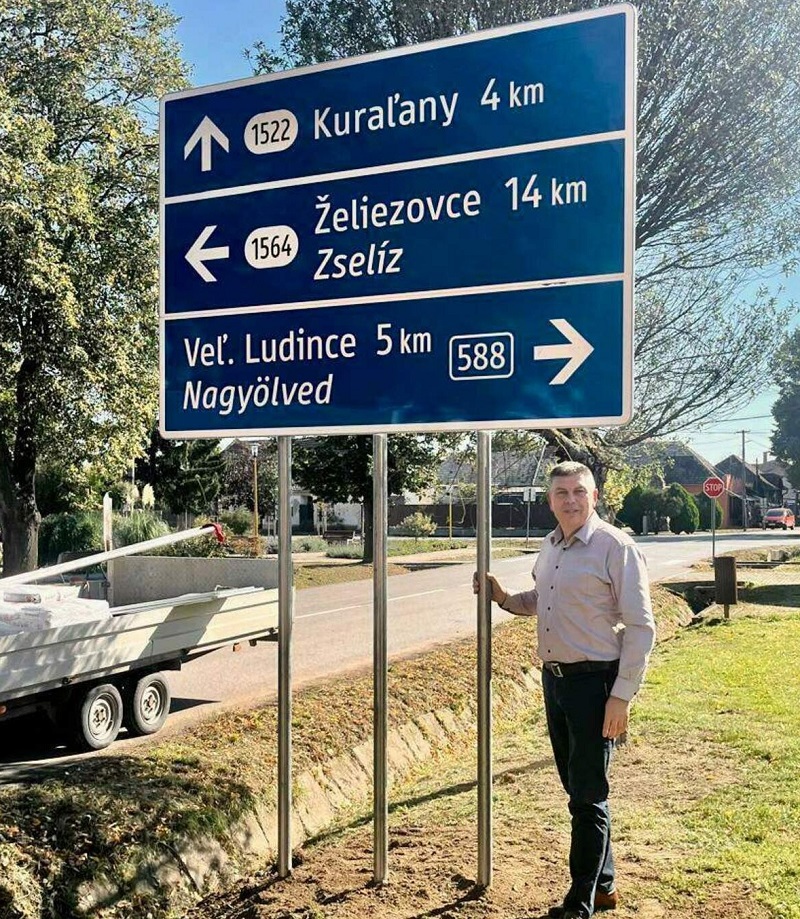Csenger Tibor az első Nyitra megyei kétnyelvű útjelző táblával október 2-án l Fotó: Farkas Attila