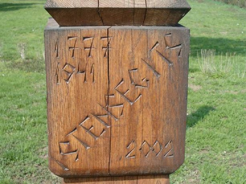 Kopjafa az Istensegíts bukovinai település nevével | Fotó: Wikipédia