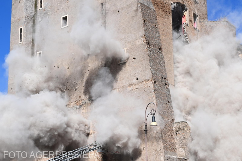 Beomlott a lakótorony egy része | Fotó: Agerpres/EPA