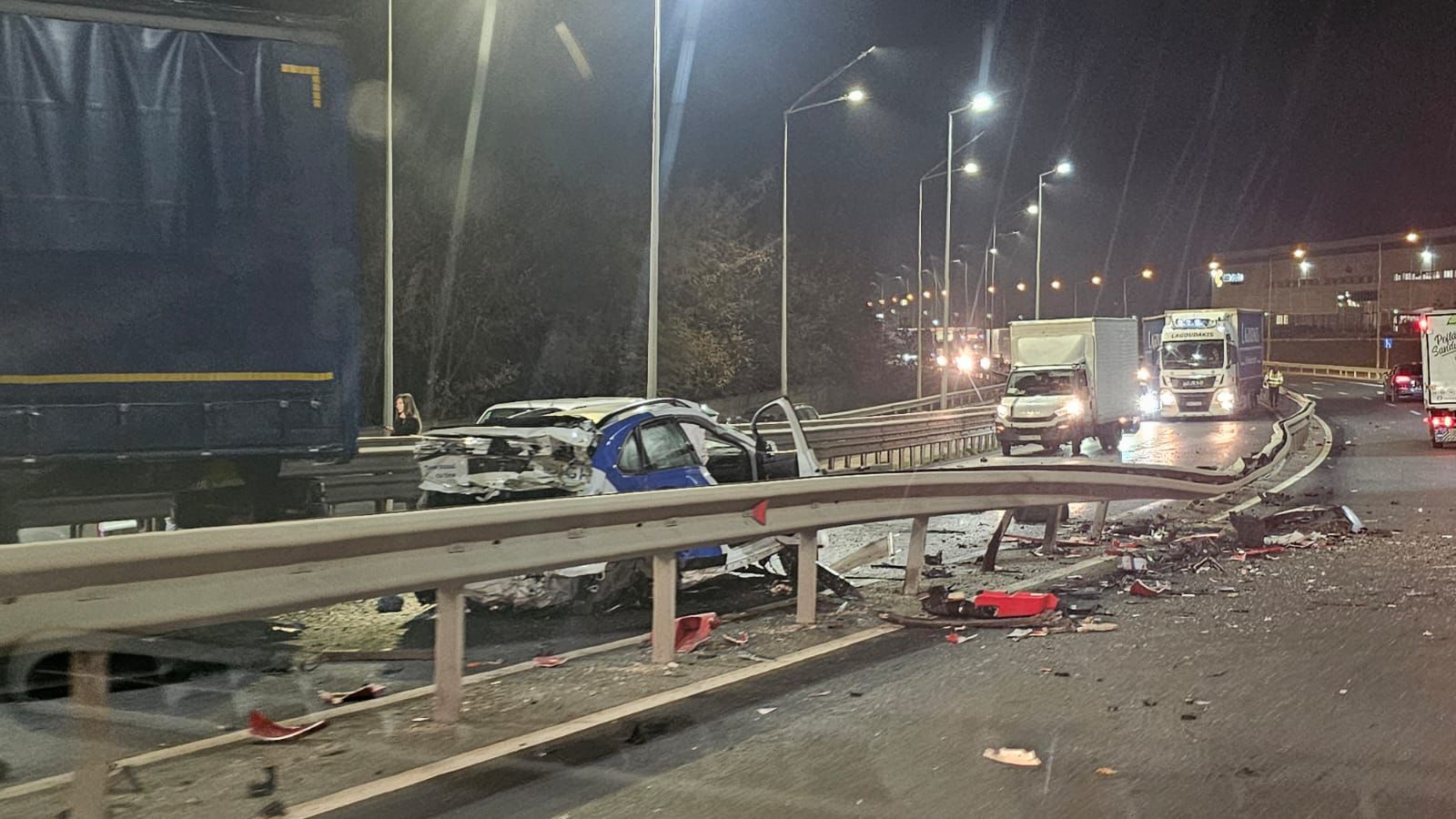 Nemcsak az autókban, hanem a védőkorlátban is kár keletkezett | Fotó: Info Trafic Bihor/Facebook