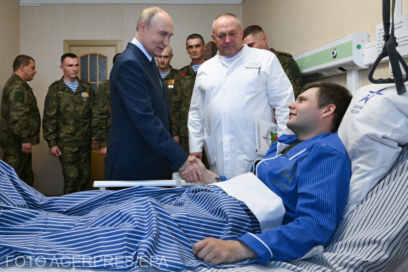 Vlagyimir Putyin orosz elnök látogatáson a P. V. Mandryka Központi Katonai Klinikai Kórházban, Moszkvában 2025. október 29-én. | Fotó: Agerpres