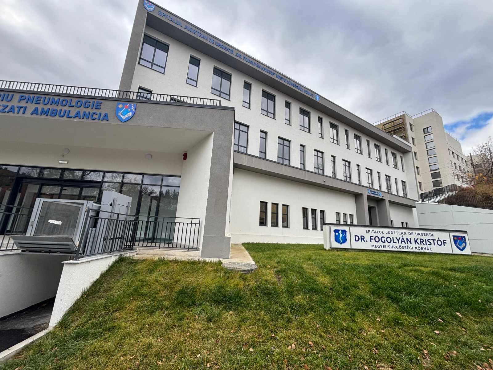 Az új kórház 34 fekvőbeteg-ággyal, röntgenközponttal, laboratóriummal, szakrendelővel és járóbeteg-ellátással várja majd a pácienseket. | A szerző felvétele