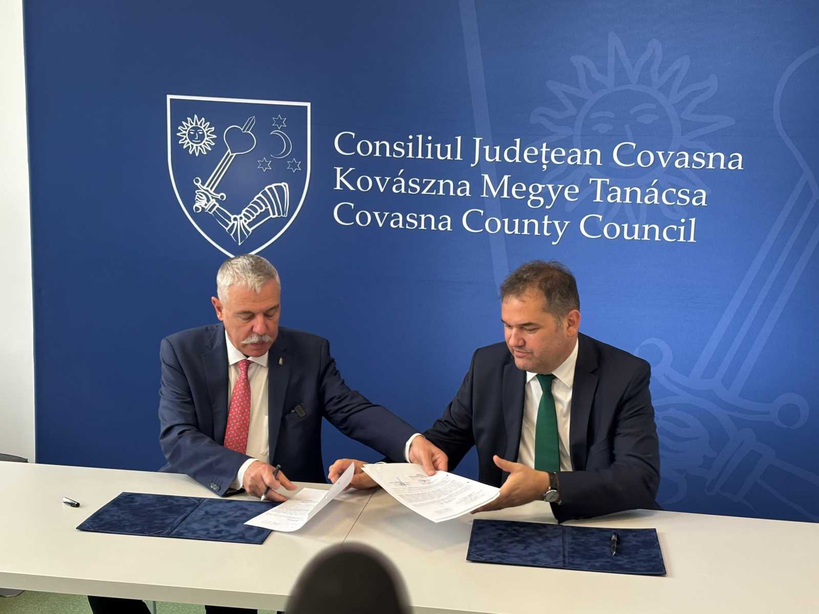 Tamás Sándor tanácselnök (balra) és Cseke Attila fejlesztési miniszter (jobbra) szerdán aláírta azt a protokollumot, amely alapján az új kórház az építést finanszírozó szakminisztériumtól átkerült a megyei tanács kezelésébe. | A szerző felvétele