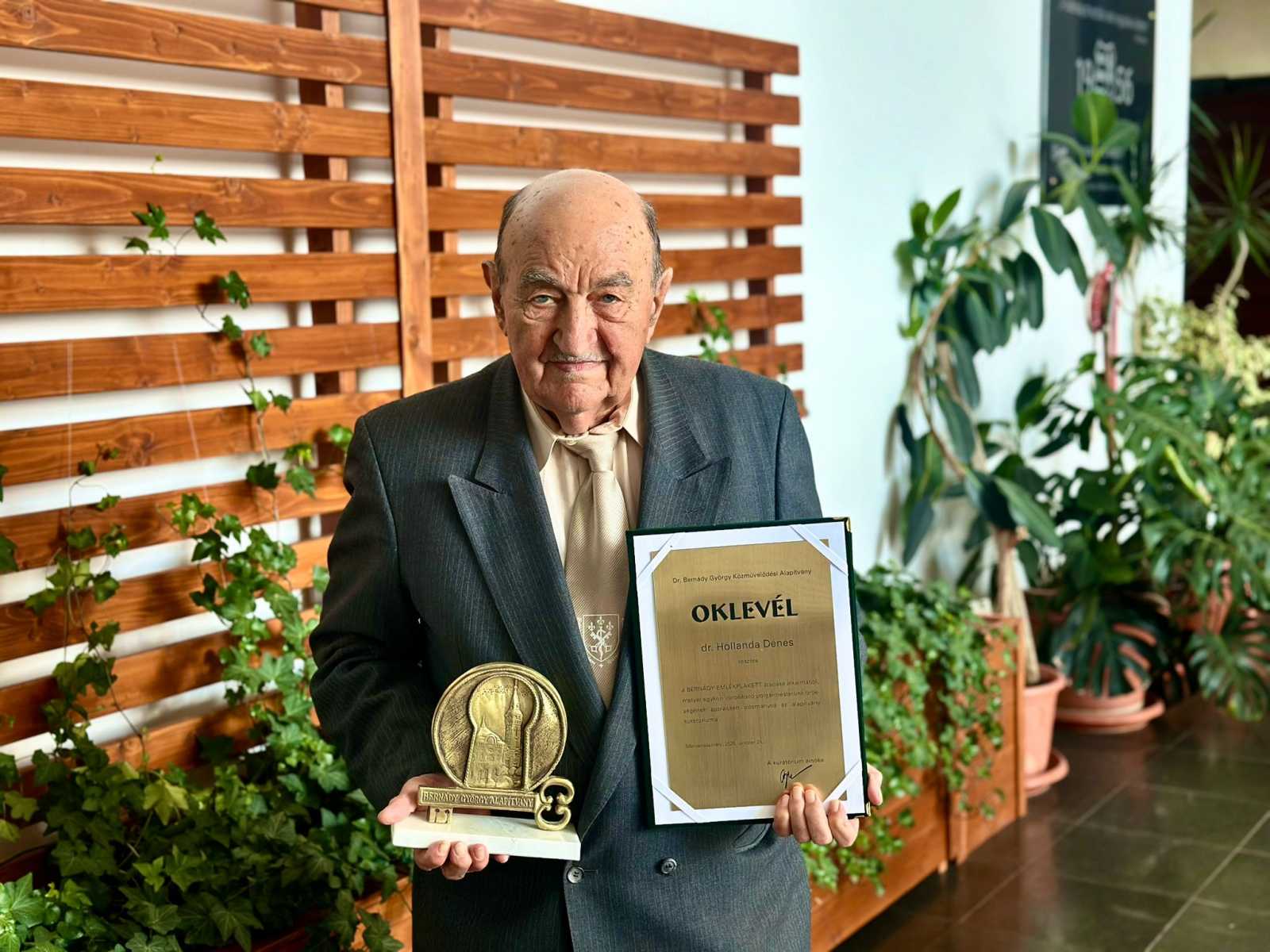 Hollanda Dénes professzor a Bernády emlékplakettel | Fotó: Sapientia Erdélyi Magyar Tudományegyetem