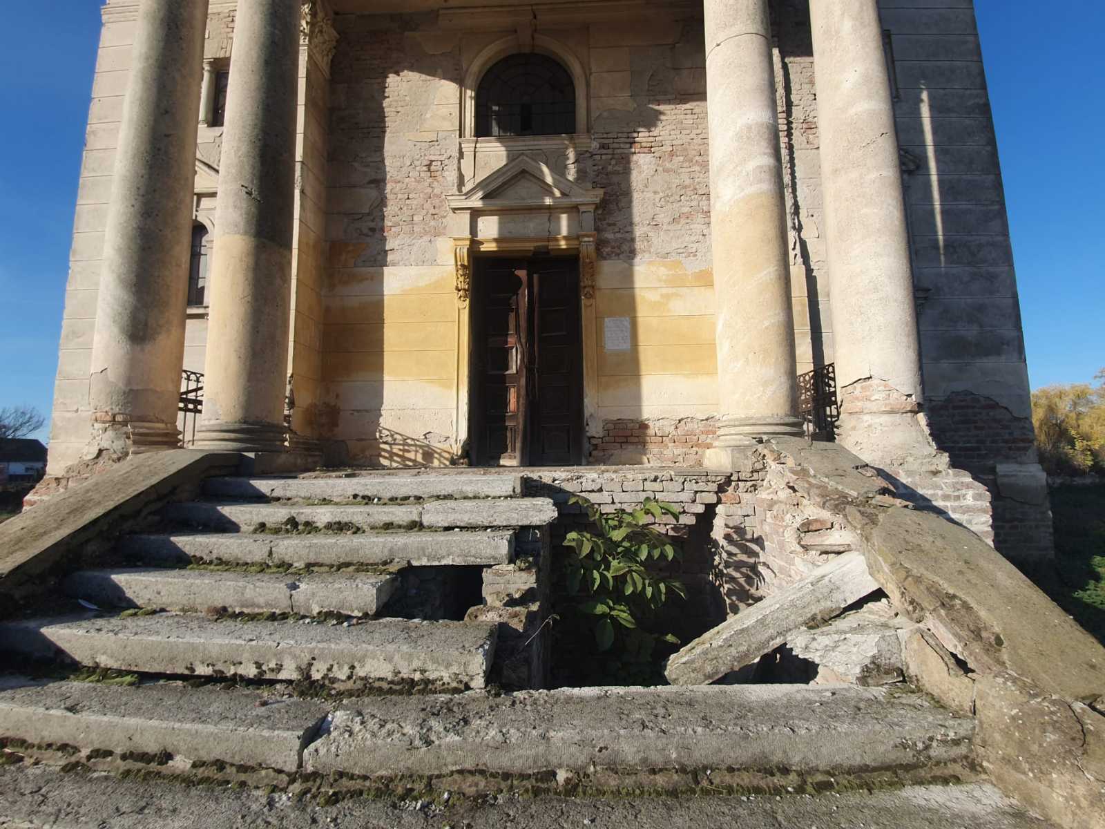 A főbejárat lépcsője már megadta magát | A szerző felvétele