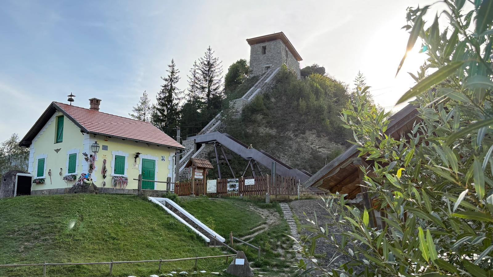 Az őrház a háttérben a megújul erődítménnyel. | Fotó: Teutsch Tamás