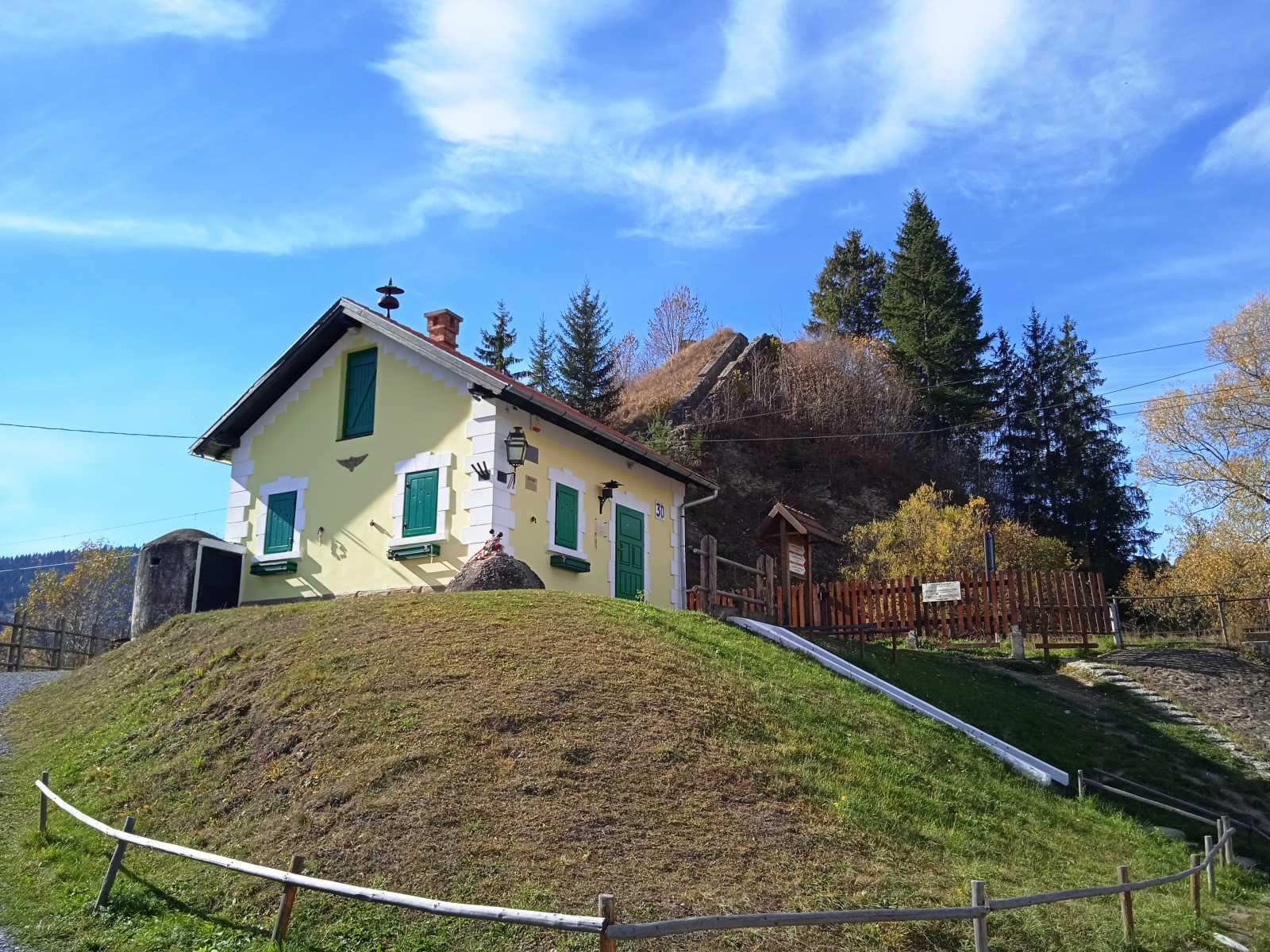 A 30. számú vasúti őrház felújított épülete a vár felújítása előtt. | Fotó: F.E.