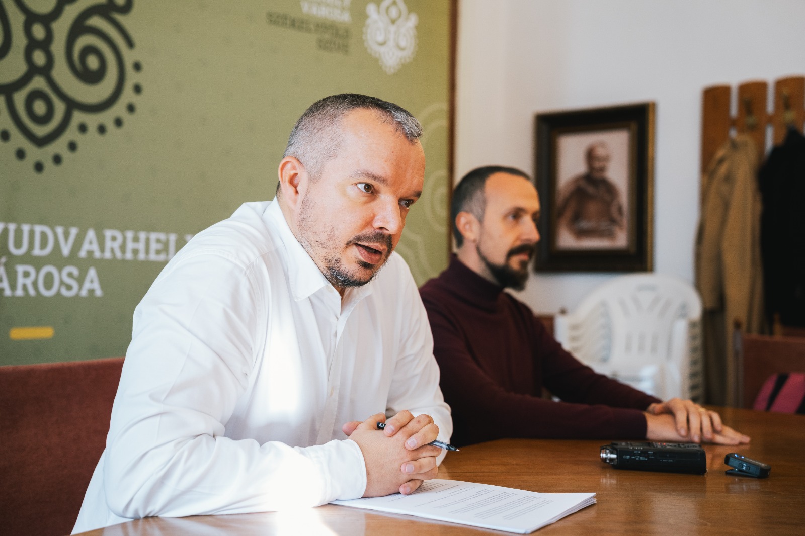 Közel 40 millió lejt veszített a város – mondta Szakács-Paál István a sajtótájékoztatón, ahol Dávid Endre alpolgármester is részt vett. | Fotók: Székelyudvarhely Városa