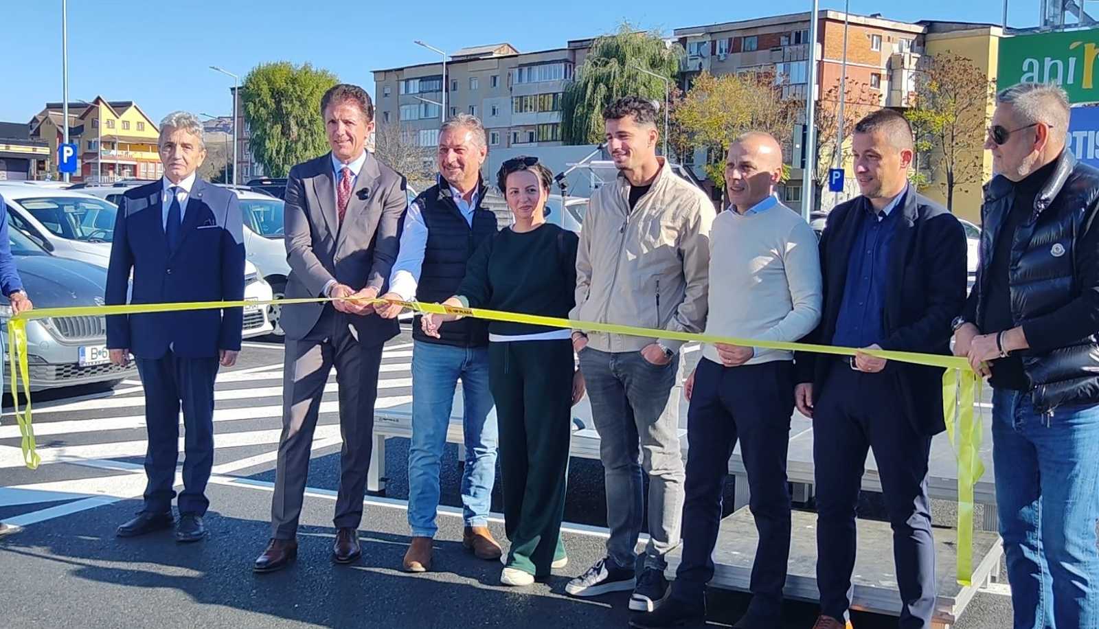 Popescuék átvágják a szalagot | Fotó: Facebook/Dan Boboutanu