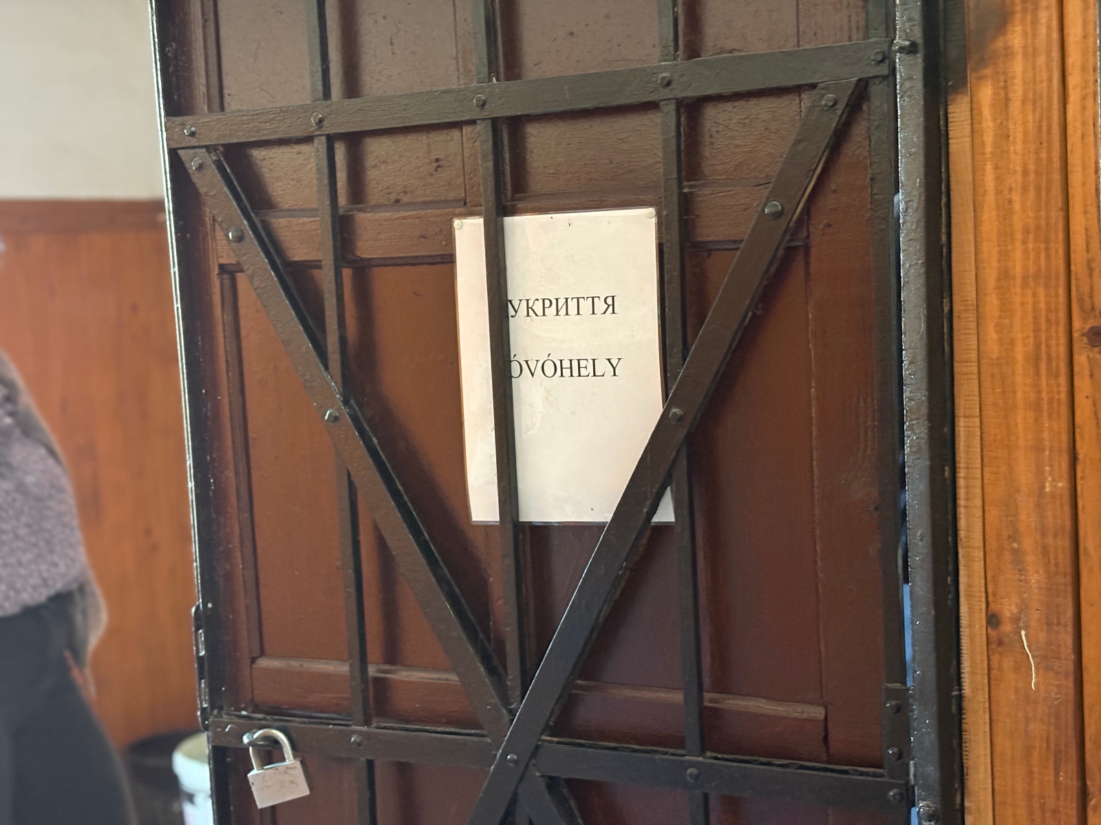 Óvóhelyeket is meglátogatott a csíkszeredai küldöttség.