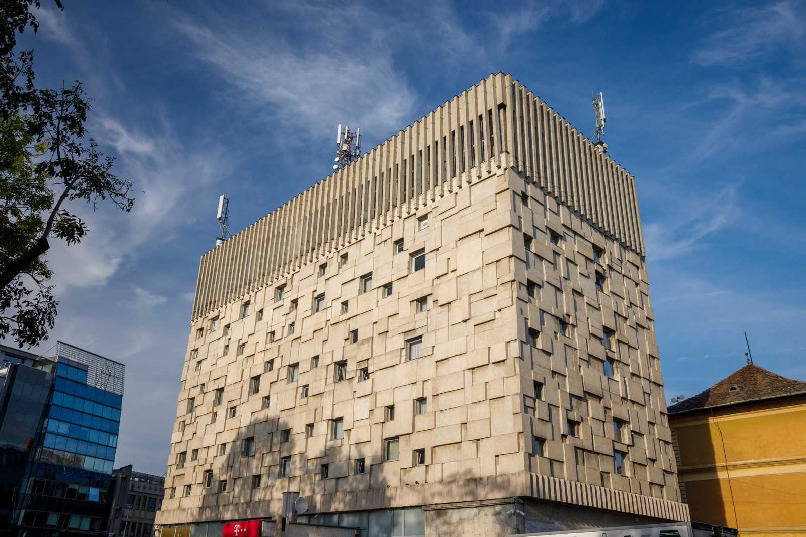 A 715 négyzetméteres épület brutalista építészeti stílusáról és a távközlésben betöltött történelmi szerepéről ismert. | Fotó forrása: Oláh Emese Facebook-oldala
