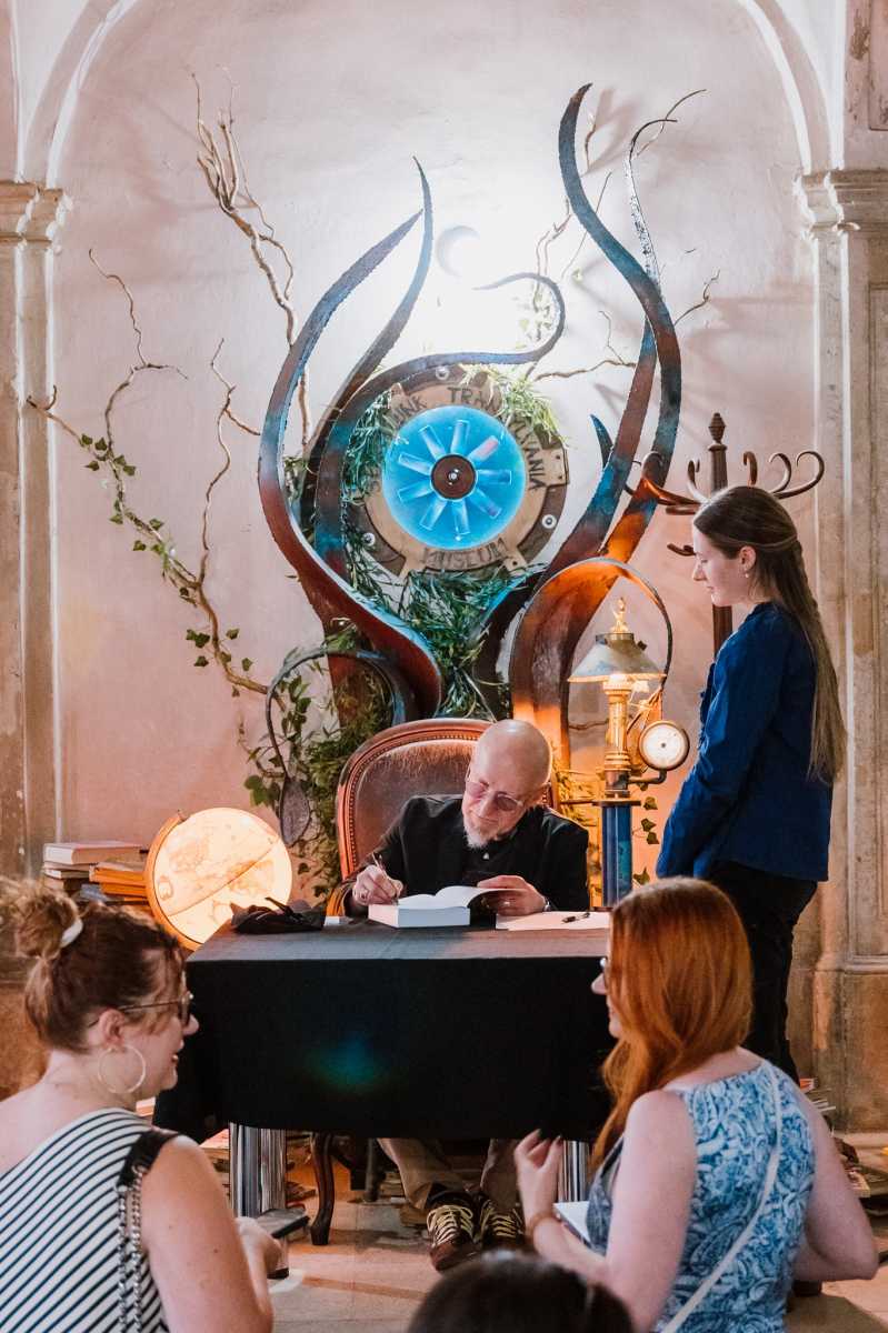 Lars Saabye Christensen dedikál. | Fotó: