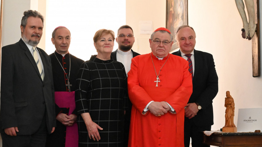 Duka bíboros (b-j) Boros Miklós, prágai magyar nagykövet, Udvardy György veszprémi érsek, Szili Katalin miniszterelnöki megbízott, Belák Dávid, a csehországi Ady Endre Diákkör elnöke és Csáky Pál volt szlovák kormányfő-helyettes társaságában a prágai magyar diákotthon megnyitóján, 2022. március 20-án l Fotó: Magyar Kurír