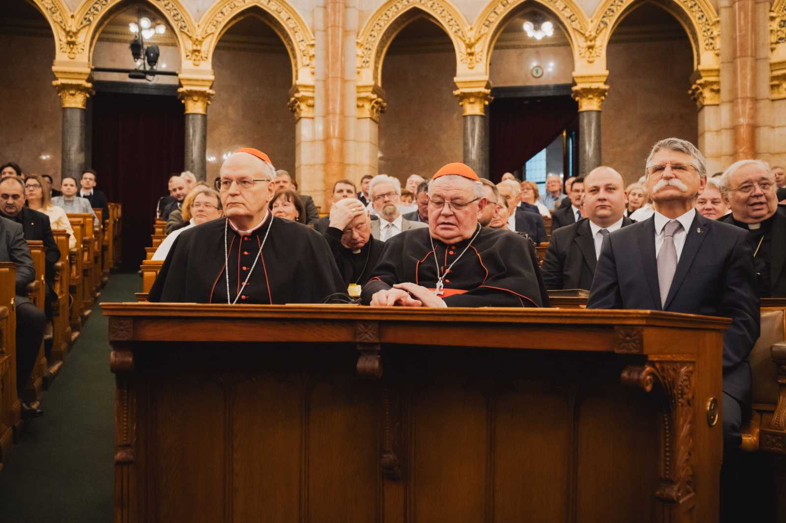 Duka bíboros Erdő Péter prímás és Kövér László házelnök társaságában az Esterházy-díj átadó ünnepségén az Országházban 2025. március 7-én l Fotó: Rákóczi Szövetség
