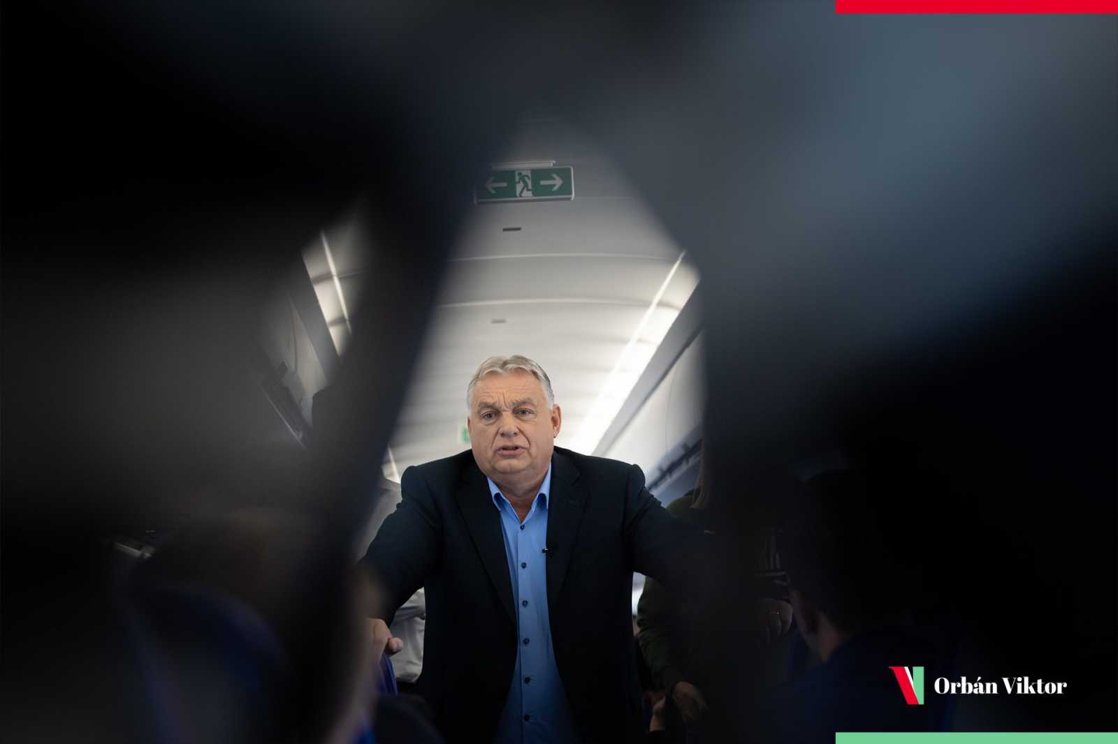 Orbán Viktor magyar miniszterelnök a repülőn tartott sajtótájékoztatót | Fotó: Orbán Viktor Facebook oldala